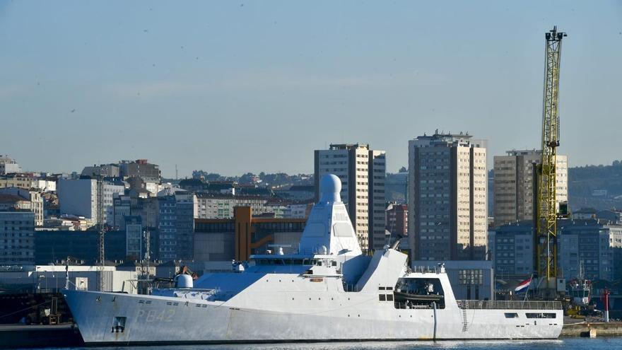 Doce cañones y ametralladoras, más de cien metros de eslora y espacio para helicópteros: la patrullera neerlandesa 'Friesland' atraca en los muelles de A Coruña