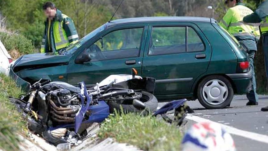 Un motorista resulta herido grave tras colisionar contra un turismo en Vinseiro