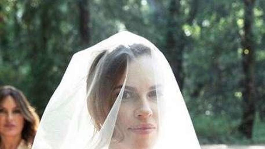 A la izquierda, Hilary Swank, con su vestido de novia. Arriba, con Philip Schneider.