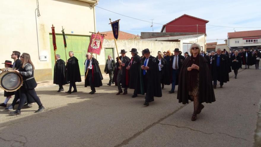 Amigos de la Capa de Benavente en un encuentro en la localidad leonesa de Villamandos