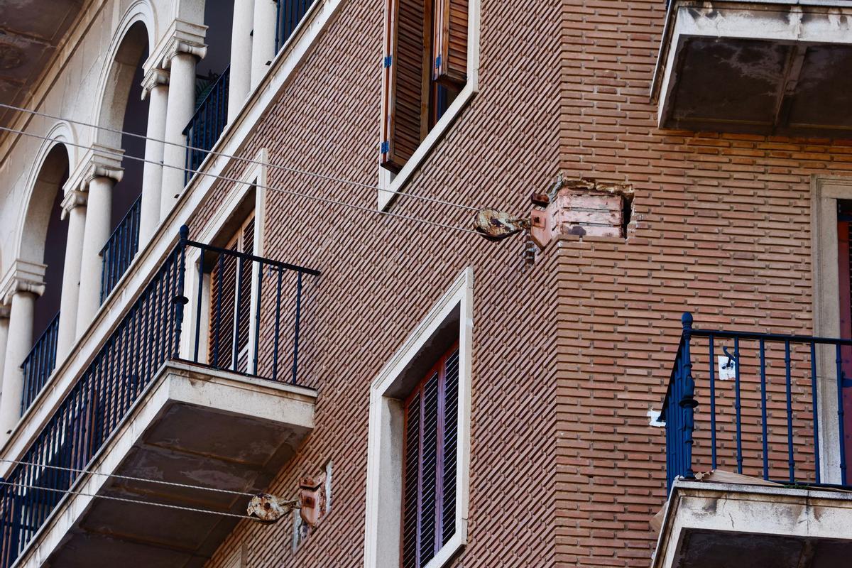 Anclaje de los cables del toldo en el edificio situado frente a la Basílica.