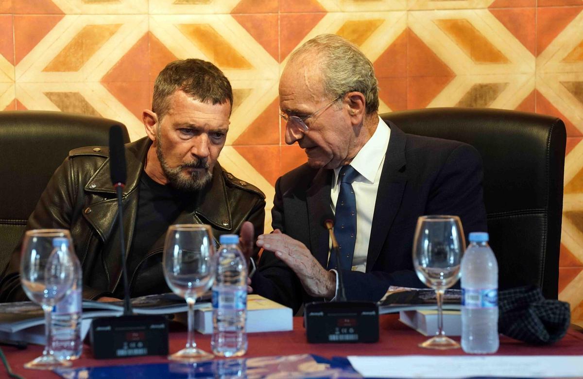 El rector de la Universidad de Málaga, Teodomiro López; el presidente de la Fundación Lágrimas y Favores, Antonio Banderas; el director de la Cátedra de Estudios Cofrades de la UMA, Benjamín del Alcázar, junto a otros representantes de entidades malagueñas, presentan el estudio 'Análisis del perfil e impacto económico de los visitantes a la Semana Santa de Málaga 2023' y entregan los VIII Premios de Investigación de la Cátedra de Estudios Cofrades. En el salón de actos de la Casa Hermandad de las Reales Cofradías Fusionadas