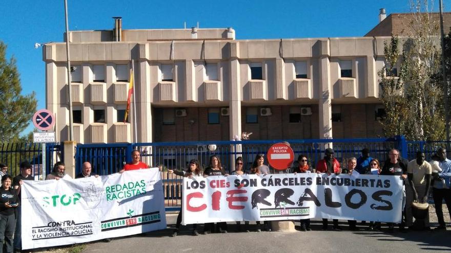 Un momento de la concentración este domingo frente al CIE