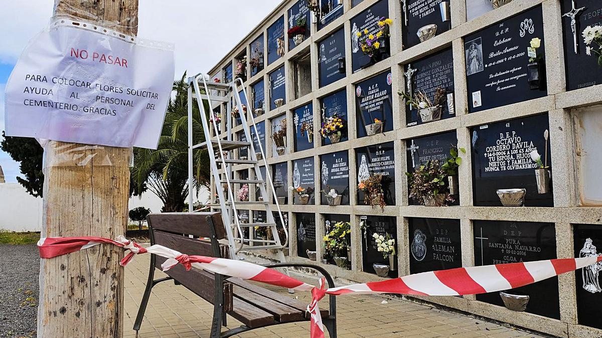 Vista del edificio de nichos que ha sido vallado en el cementerio de San Lázaro. | | ANDRÉS CRUZ