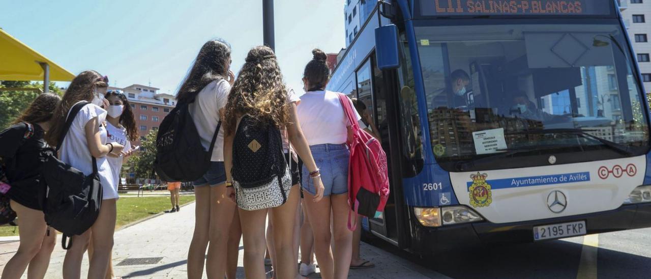 Un grupo de chicas se dispone a subir al bus en la parada de la calle Francisco Orejas Sierra. | R. Solís