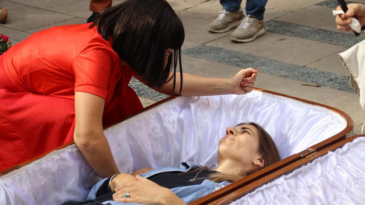 Vídeo | Plantan un ataúd en Gràcia por el Día de los Muertos