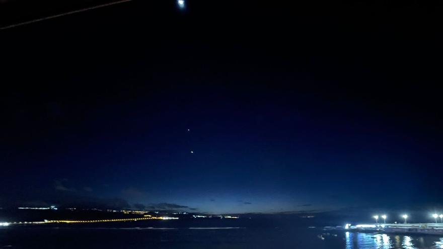 La impresionante conjunción de la Luna, Júpiter y Venus, desde Las Canteras