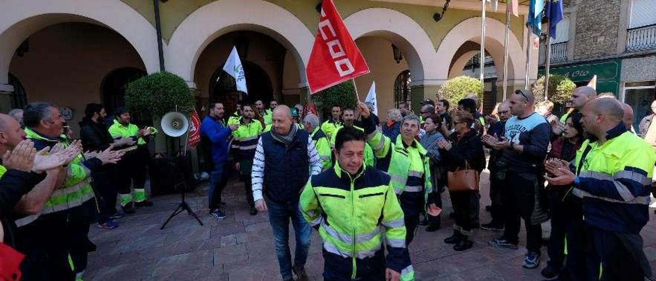 La salida del encierro en el Ayuntamiento de los trabajadores municipales.