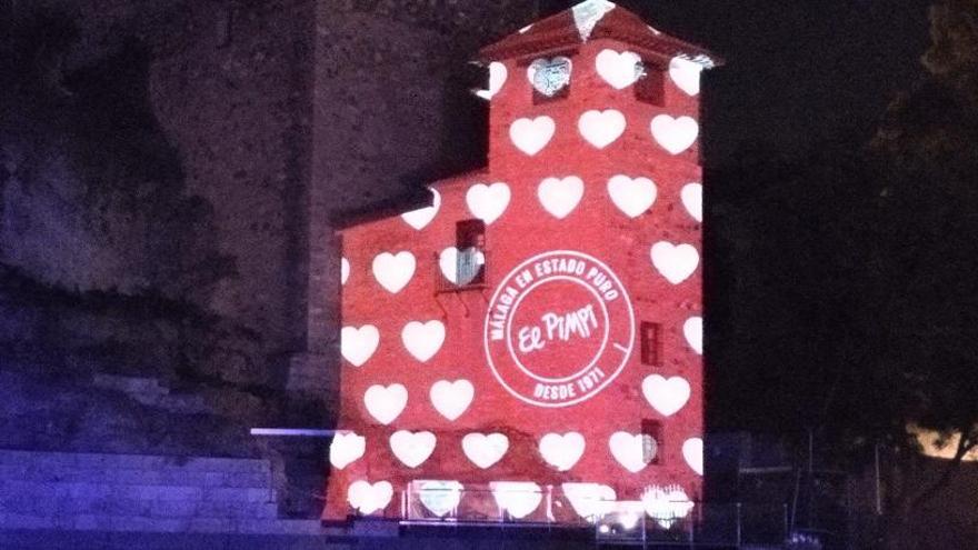 Publicidad proyectada en un torreón de La Alcazaba de Málaga.