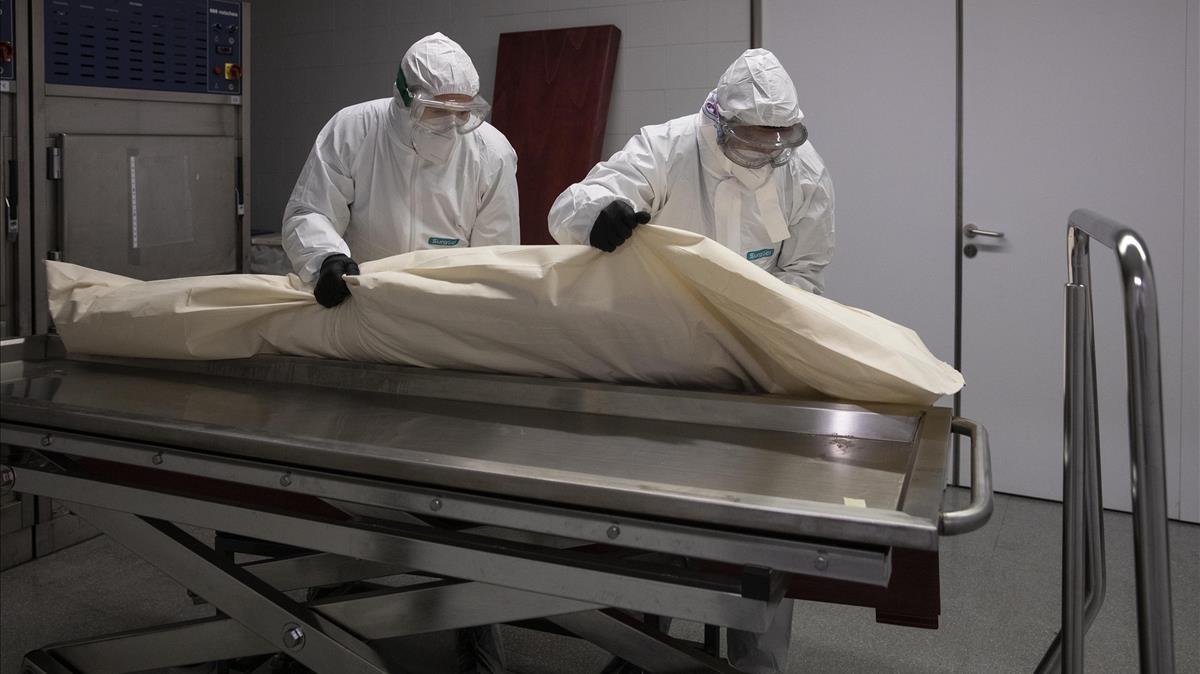 Los responsables de la Funeraria Cabré de Mataró, trasladan un fallecido de coronavirus desde la morgue del Hospital de Mataró hasta el Tanatorio, el día 10 de diciembre de 2020