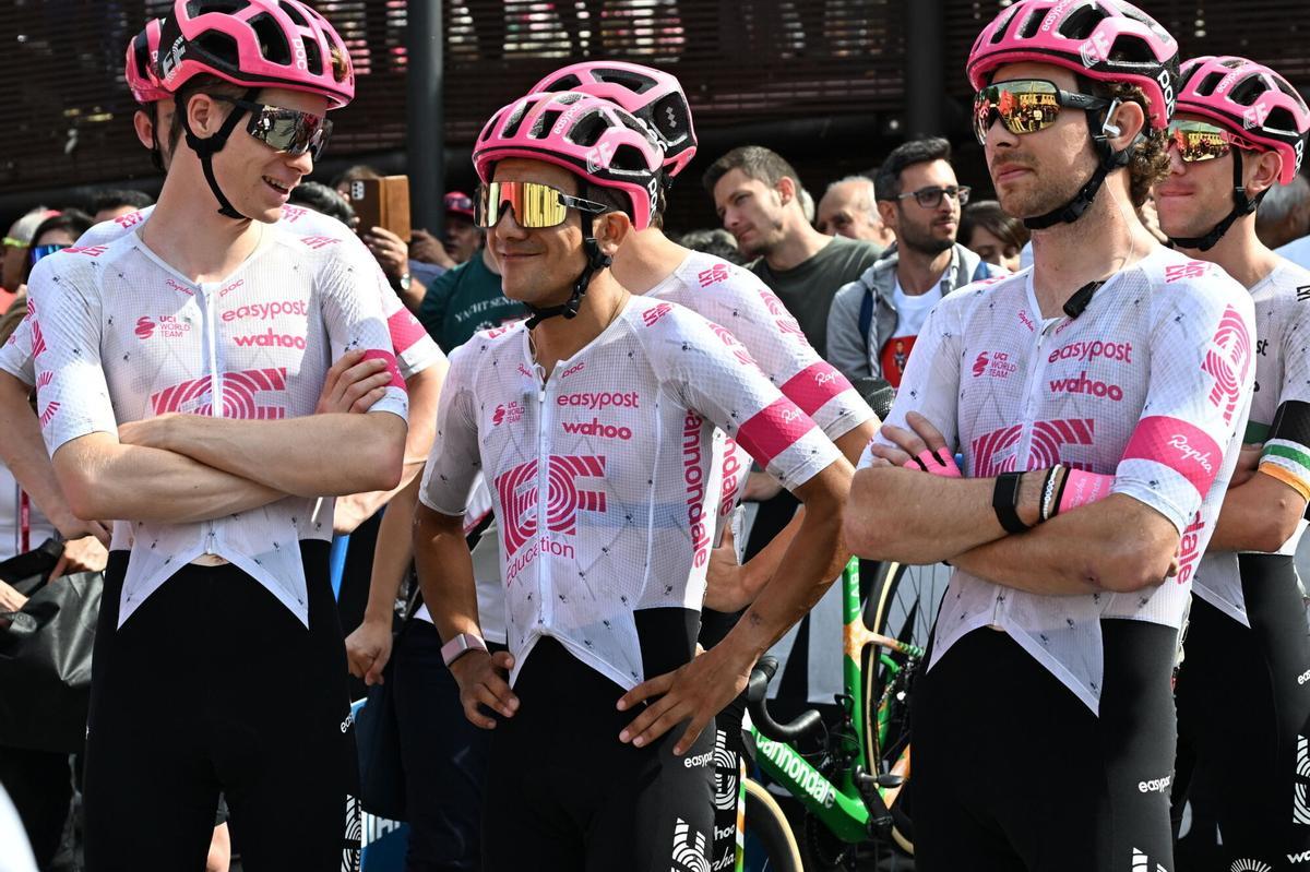 VERRES (Italy), 31/05/2025.- Ecuadorian rider Richard Carapaz (C) of Education -Easypost team arrives at the start of 20th stage of the Giro d'Italia cycling race over 205 km from Verres to Sestriere, 31 May 2025. (Ciclismo, Italia) EFE/EPA/LUCA ZENNARO