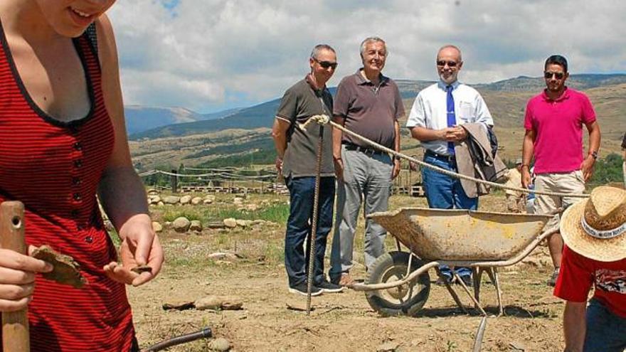 L&#039;alcalde de Bolvir i el rector de la UAB observen joves treballant, ahir