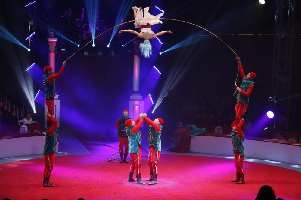 Espectacle vermell del Festival Internacional del Circ Elefant d'Or de Girona