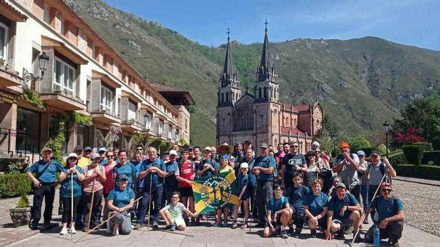 Setenta andarines de Pervís (Amieva) a Covadonga para realizar una ofrenda a la Santina