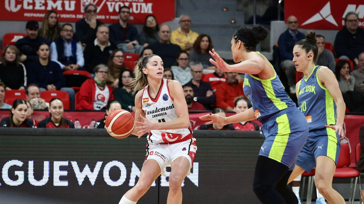 Mariona busca una línea de pase en una acción del duelo ante el Praga
