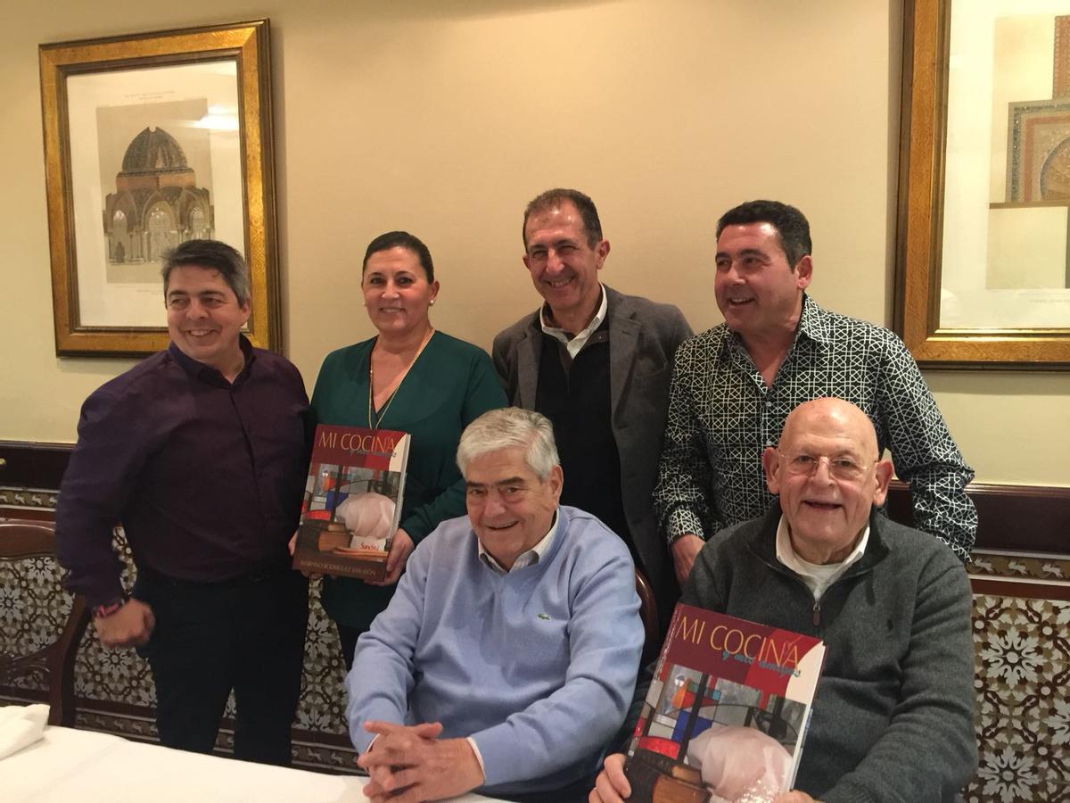 Mariano en el restaurante El Faro de Cdiz con el dueo Gonzalo Crdoba. Detrs  Luis Miguel Rodrguez y los hijos del gaditano