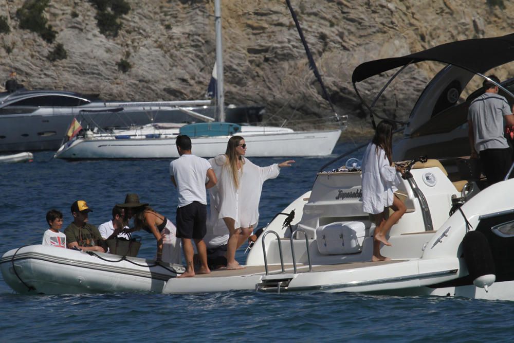 Laura Matamoros y Benji Aparicio en Barco en Cala Jondal, junto  Fonsi Nieto y su mujer Marta Castro.