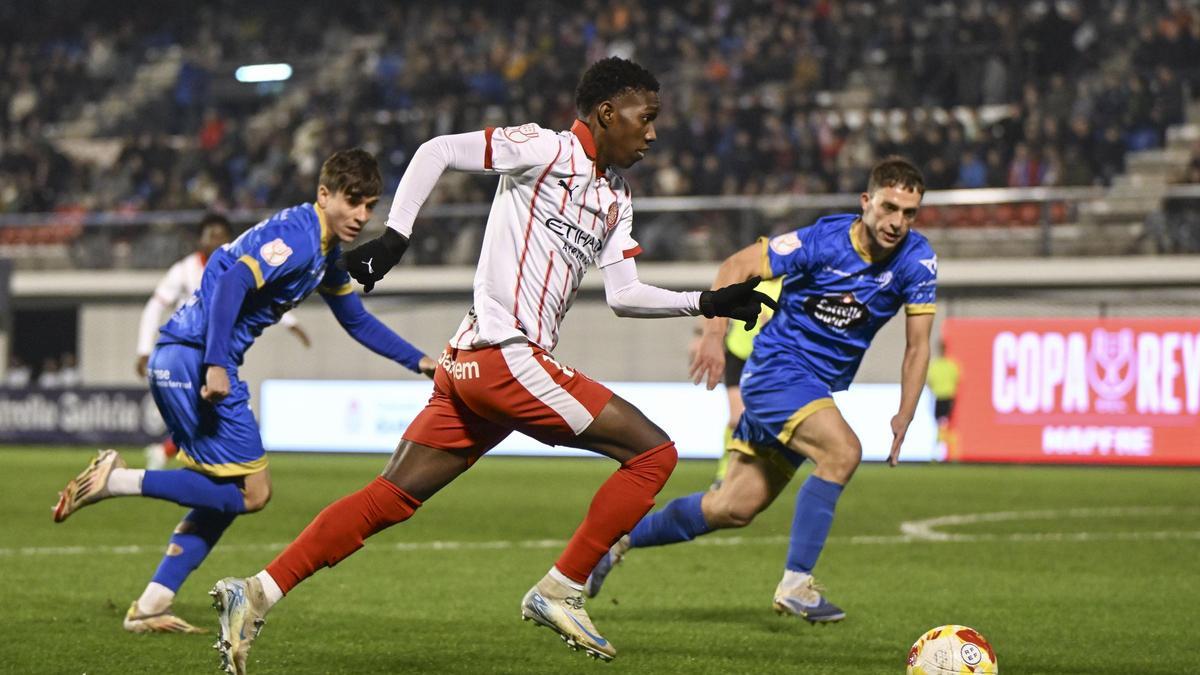 Yáser Asprilla, intentant marxar dels seus defensors