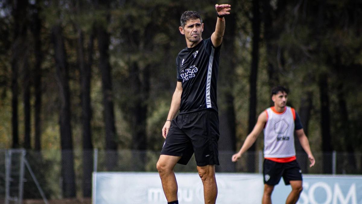 Antonio Hidalgo durante un entrenamiento de la SD Huesca.