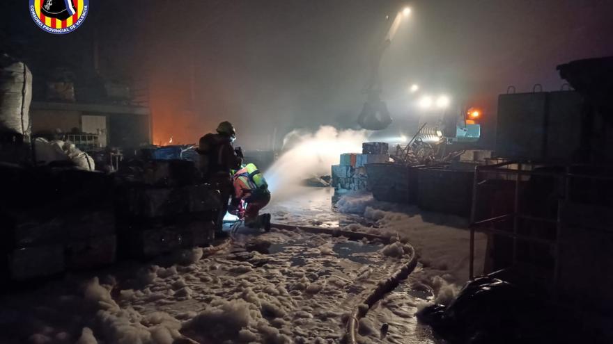 Sofocan un incendio en una empresa de reciclaje de chatarra en Manises (Valencia)