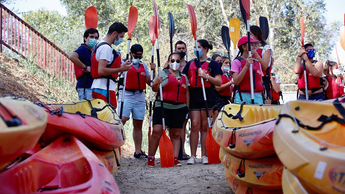 Grupo de personas recibiendo instrucciones de Piragüismo