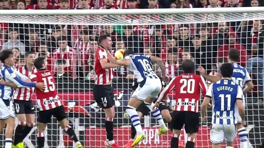 ¡Iturralde González lo tiene claro, era penalti por manos de Laporte!