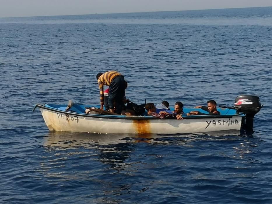 Localizan una patera con siete inmigrantes a 35 millas de la costa de Alicante