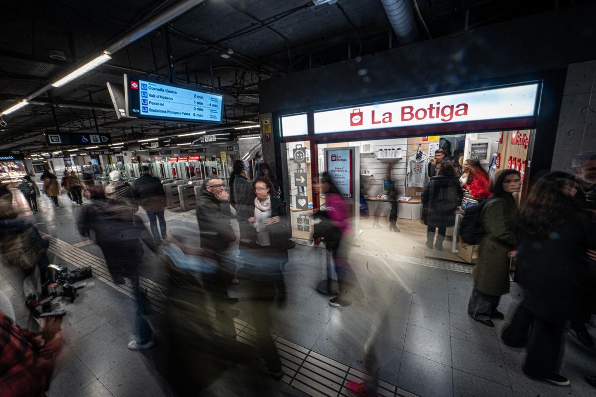 Barcelona 15/12/2025 Barcelona. TMB presenta la primera tienda de merchandising de TMB en el metro de Barcelona, situada en la estación de Sagrada Família. Laia Bonet participa en la inauguración. AUTOR: MANU MITRU