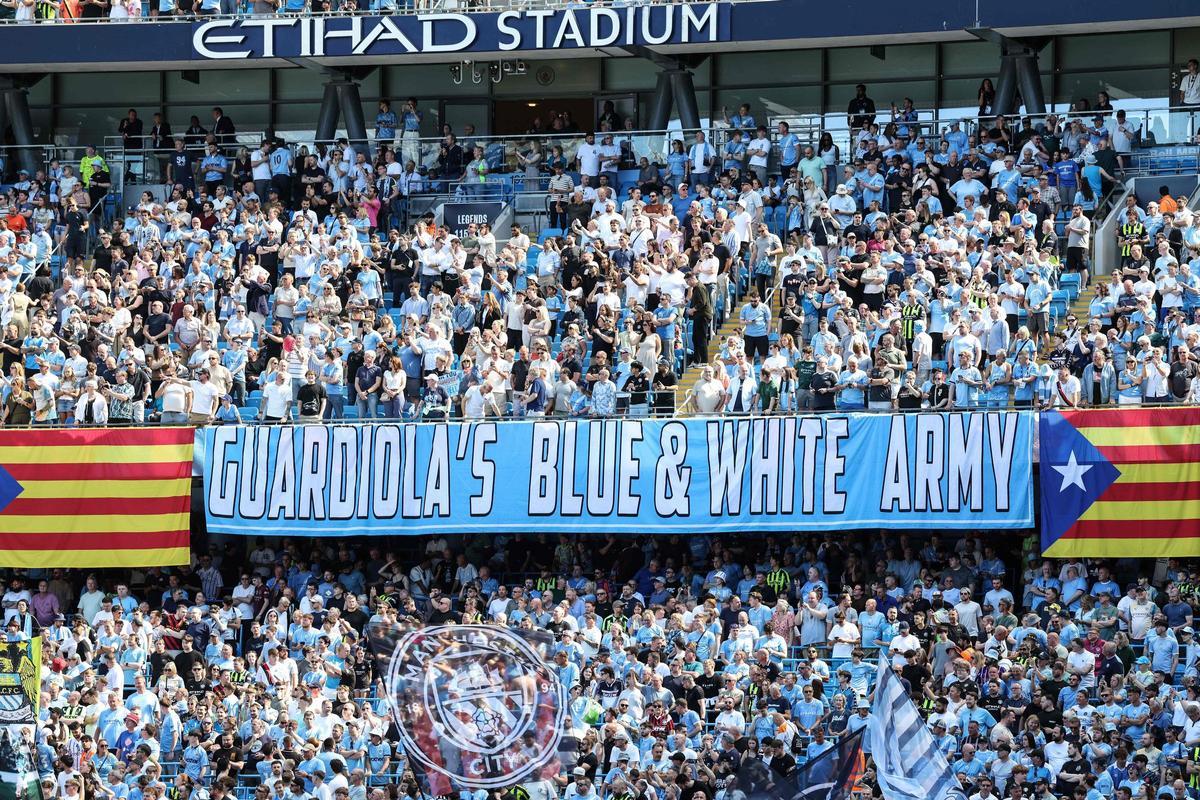 Bandera desplegada en el Etihad Stadium en honor a Pep Guardiola.