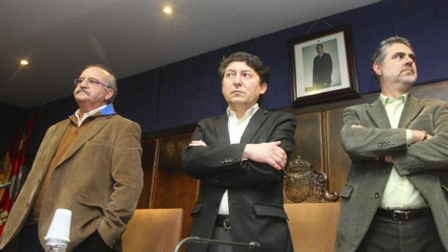 El Ayuntamiento de Ponferrada acogió ayer el primer pleno de Samuel Folgueral (centro) como alcalde del municipio.
