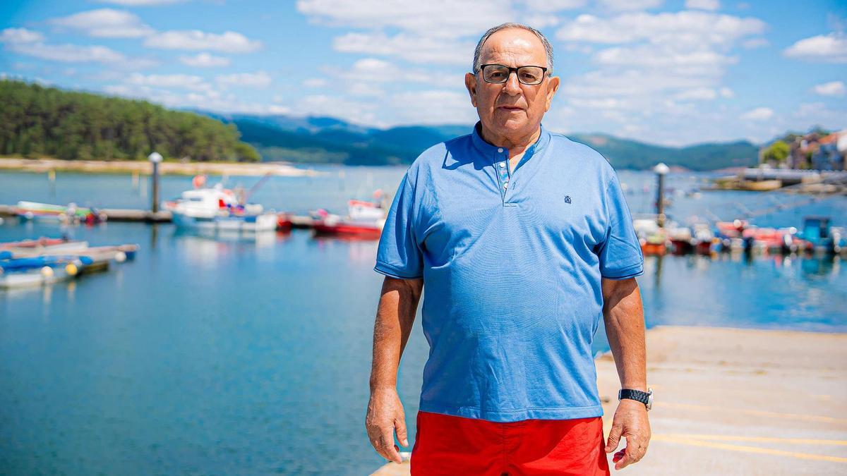 Juan Vidal Longa «Lemina» delante del puerto de Carril que tan bien conoce.