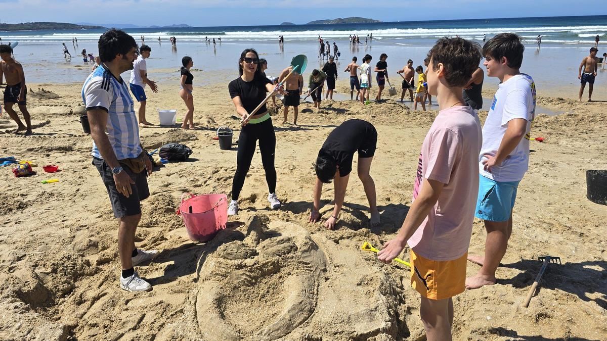Los adolescentes se divierten como niños en A Lanzada