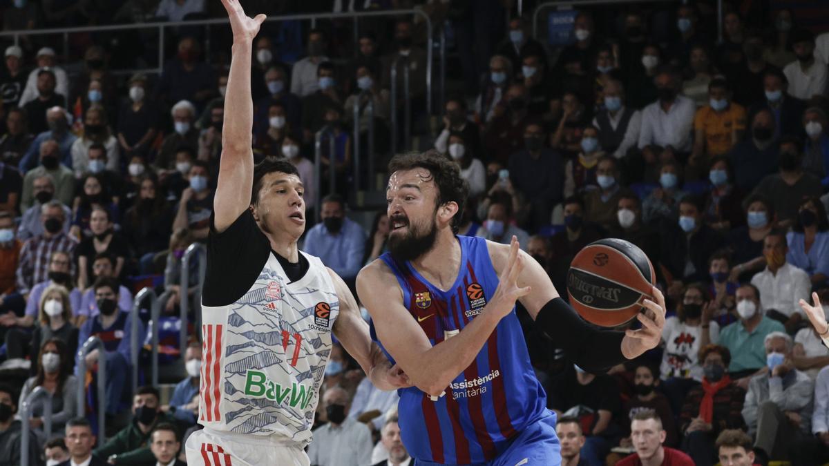 El pívot turco del FC Barcelona Sertaç Sanli (d) juega un balón ante Vladimir Lucic, del Bayern de Munich.