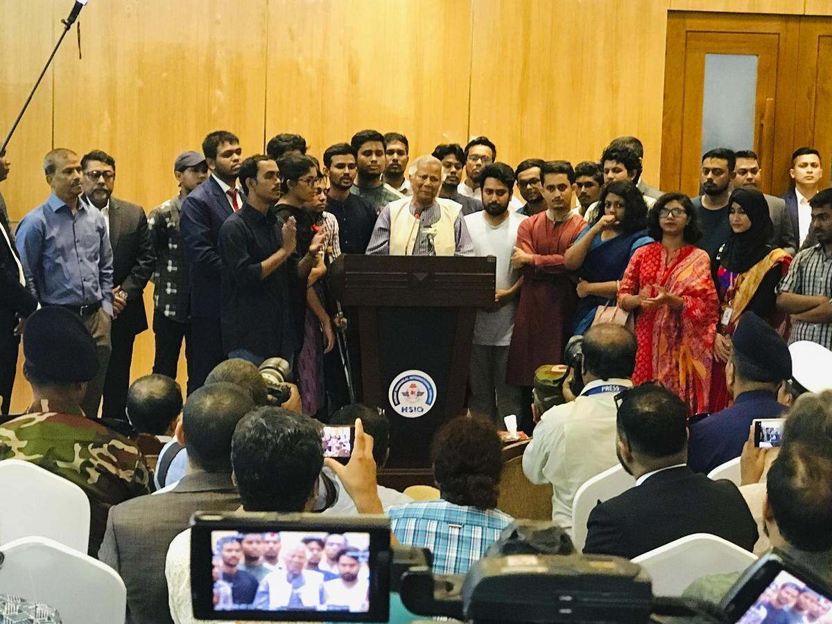 El Nobel de la Paz Mohamed Yunus hace una comparecencia al llegar al aeropuerto de Daca para tomar posesión como primer ministro del país, el 8 de agosto de 2024.