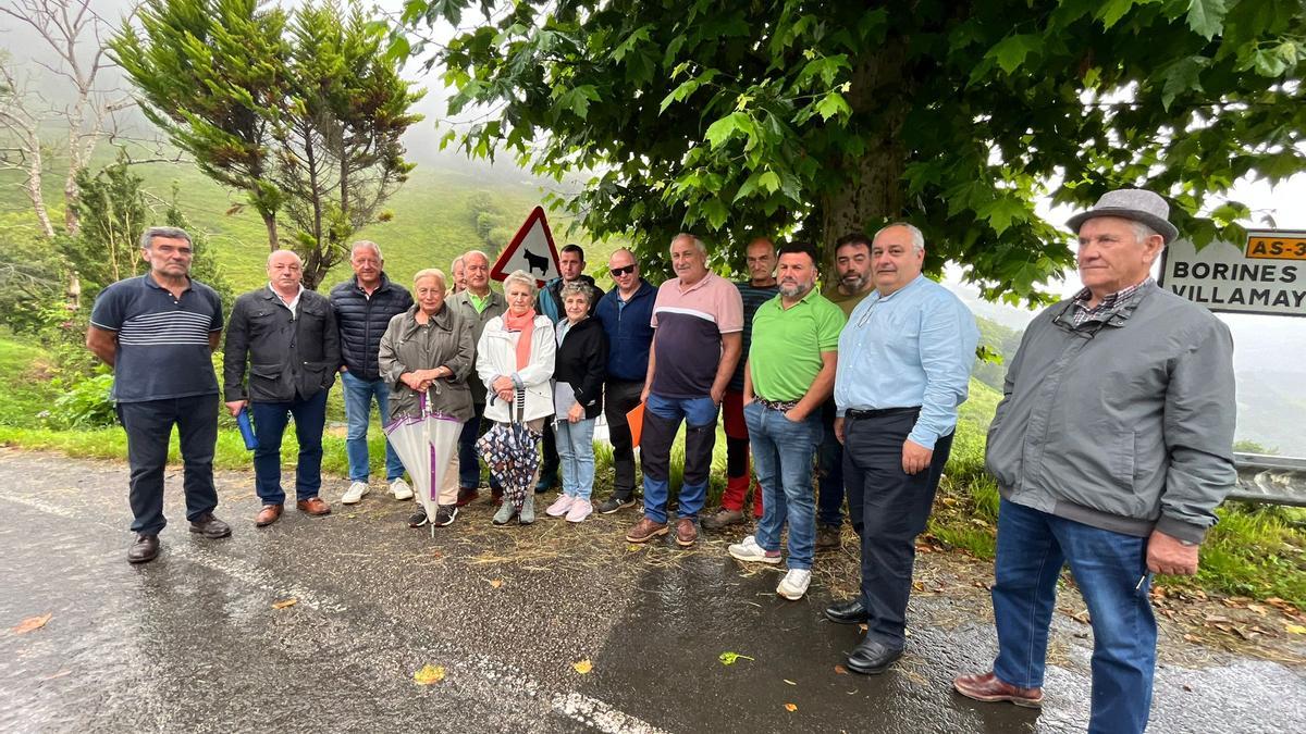 El diputado regional del PP, Luis Venta, reunido con los ganaderos del Oriente en el Alto de la Llama (Piloña)