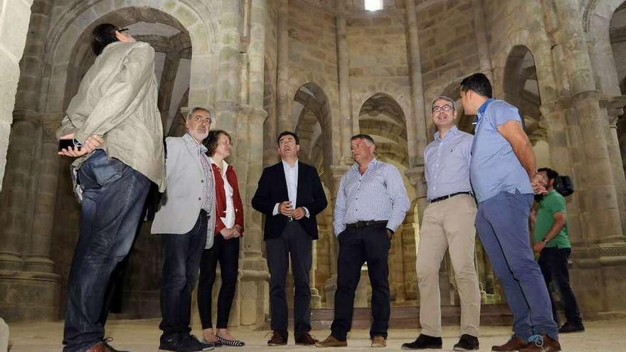 Román Rodríguez, ayer, en la iglesia del monasterio de Carboeiro. // Bernabé/Javier Lalín