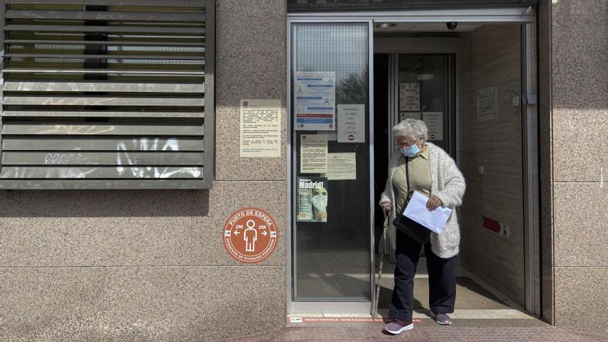 Una mujer junto a un centro de salud en Madrid.