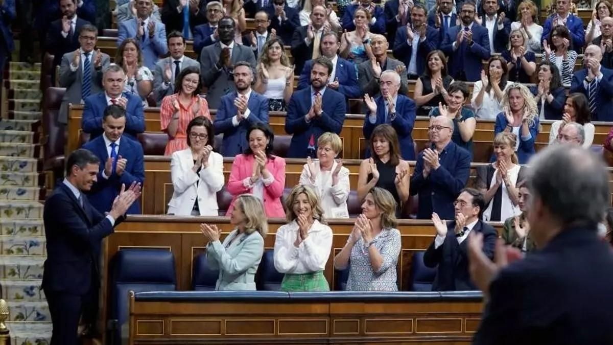 El presidente del Gobierno, Pedro Sánchez, aplaudido por su Gobierno y la bancada socialista, durante el arranque del debate del estado de la nación, este 12 de julio de 2022 en el Congreso