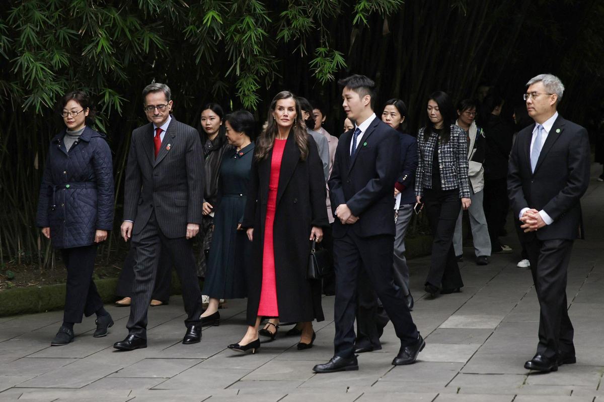 La reina Letizia rinde homenaje a Antonio Machado en el parque de una poeta en Chengdú