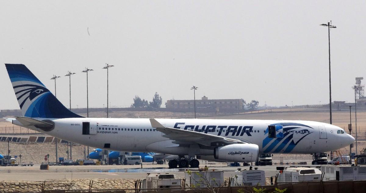 DUB01. EL CAIRO (EGIPTO), 18/05/2016.- Imagen de archivo con fecha del 29 de marzo de 2016 muestra un avión de la aerolínea EgyptAir después de su aterrizaje en El Cairo (Egipto). De acuerdo con informes de medios un avión Airbus A320 del vuelo MS804 de la aerolínea EgyptAir desapareció del radar a unas 10 millas (16km) después de entrar en el espacio aéreo de Egipto. El avión, afirmó que llevaba 69 personas a bordo, 59 pasajeros y 10 tripulantes, despegó del aeropuerto Charles de Gaulle de Francia el 18 de mayo en la noche y se esperaba para aterrizara en El Cairo el 19 de mayo por la mañana. Según la cuenta de Twitter de la línea aérea, se pusieron en contacto las autoridades y organismos competentes para las inspecciones a través de los equipos de rescate. EFE/KHALED ELFIQI