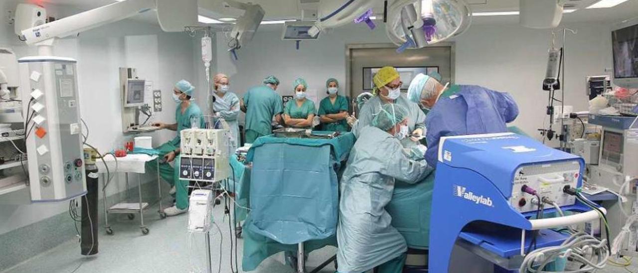 Un momento de la intervención en el Complexo Hospitalario Universitario de Ourense. // Iñaki Osorio