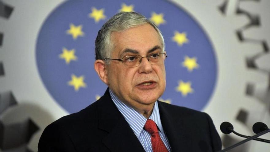 El exprimer ministro griego Lucas Papademos, herido en un atentado