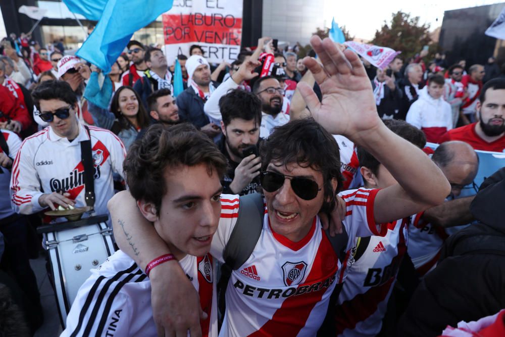 Las aficiones de River y Boca llenan Madrid