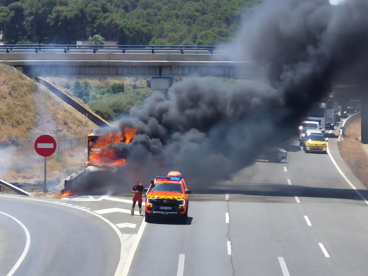 Imagen del camión ardiendo.