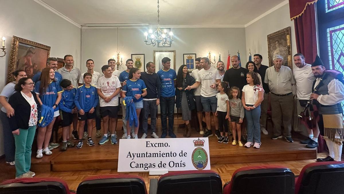 Recepción en el Ayuntamiento de Cangas de Onís a Alberto Plaza como campeón del 88º Descenso Internacional del Sella, en K-1