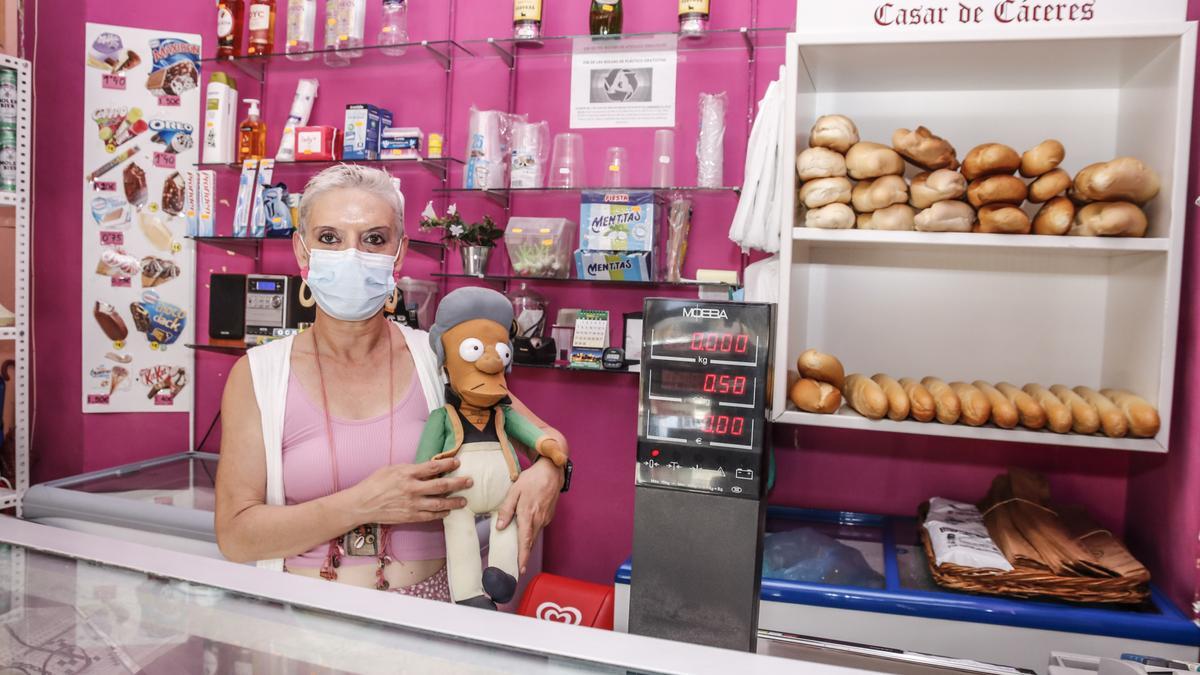 María del Rosario Nevado Chávez posa en su ultramarinos.