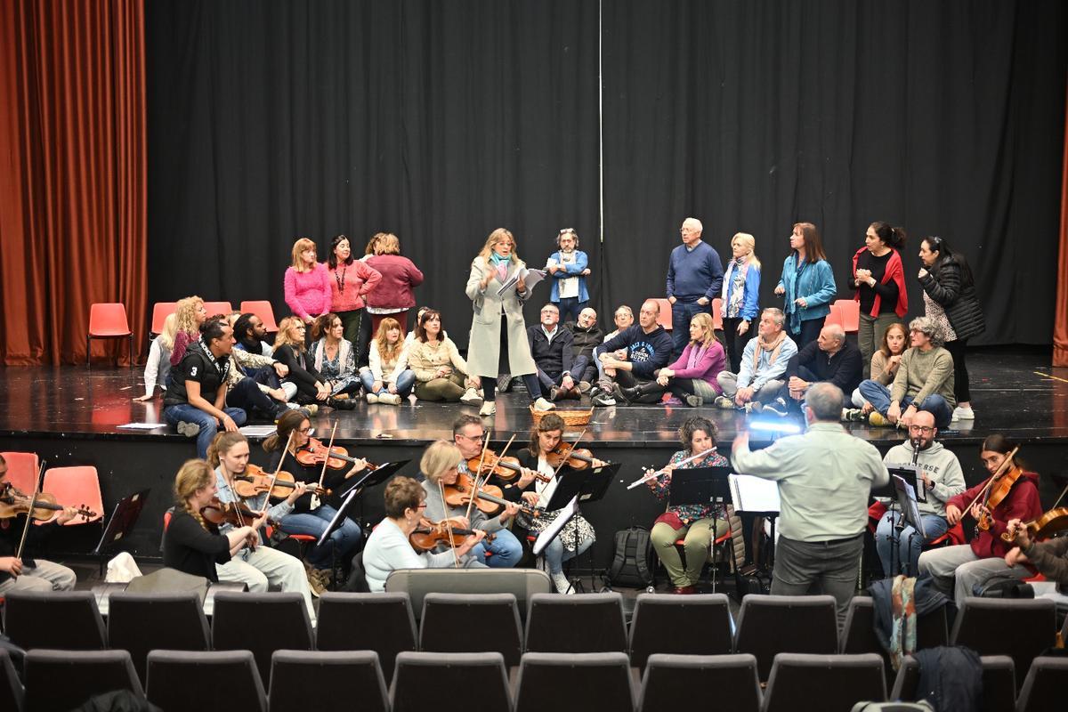Un momento del ensayo de la Compañía Lírica Alicantina en el Hogar Provincial