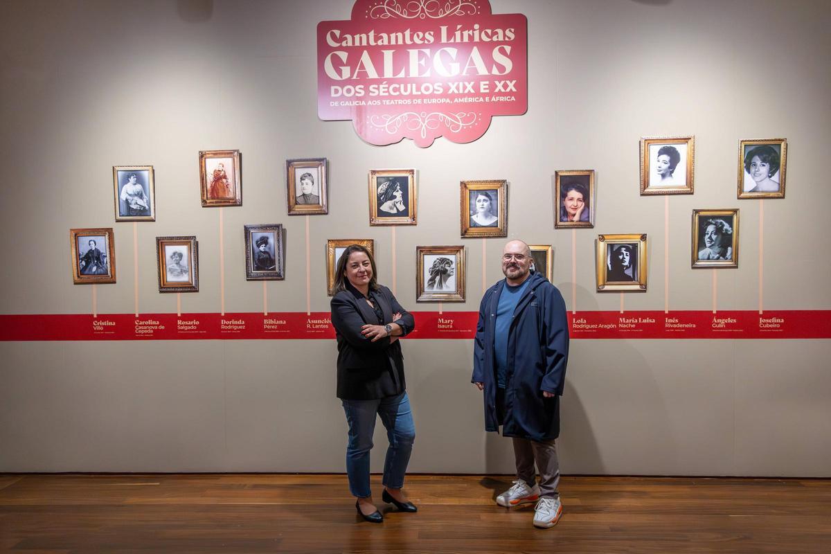 Lorenzo y Garbayo en la exposición ‘Cantantes líricas galegas do XIX e XX’, con fotos de Otein y Nieto, que está abierta en Santiago