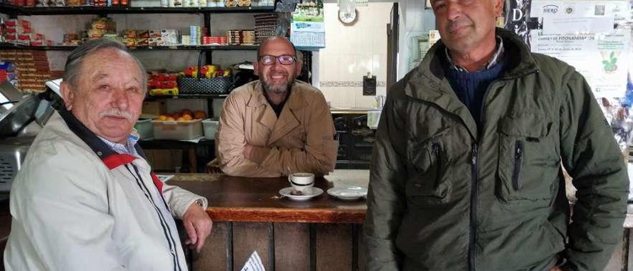 Por la izquierda, Ángel Manuel Artime, Javier Alonso y Aquilino Menéndez, en el bar.