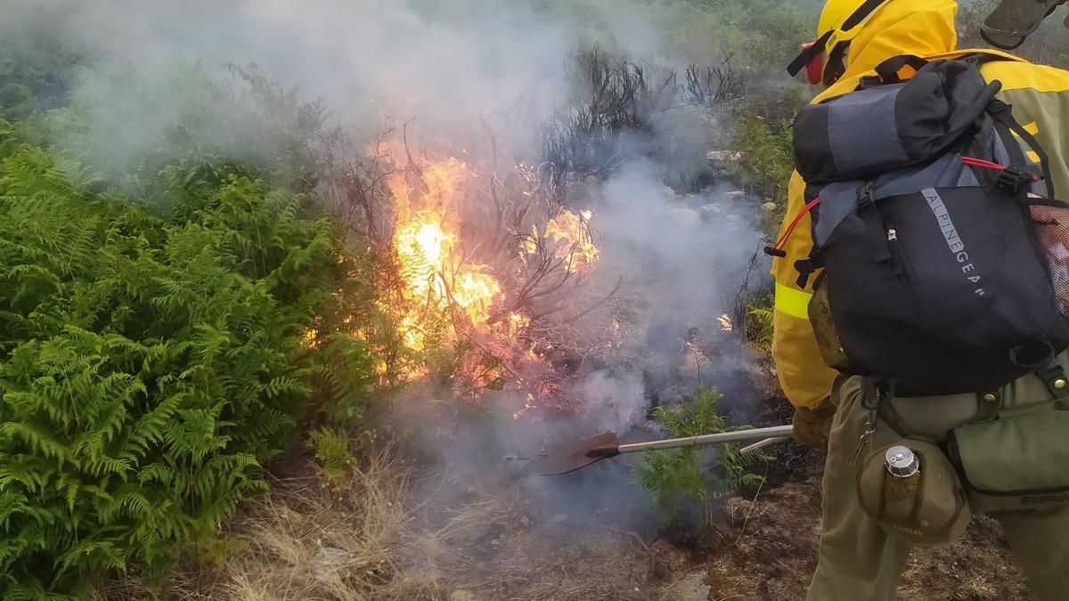 Un bombero forestal de la BRIF de Pinofranqueado en el incendio de Cabezuela del Valle